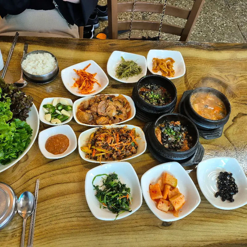 싱싱한 쌈 채소와 우렁이 쌈장