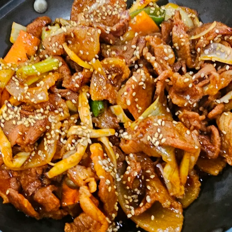 윤기가 좌르르 흐르는 두루치기