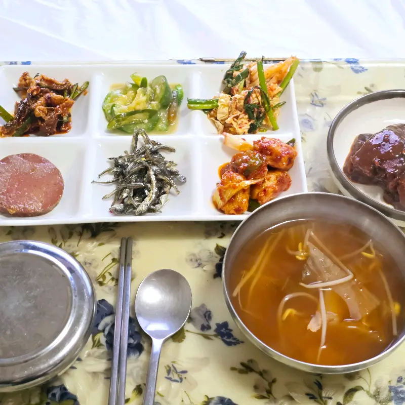 정갈한 밑반찬 한 상 차림