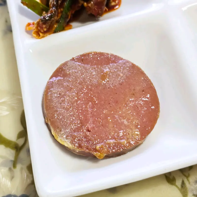 향수를 불러일으키는 분홍색 소세지