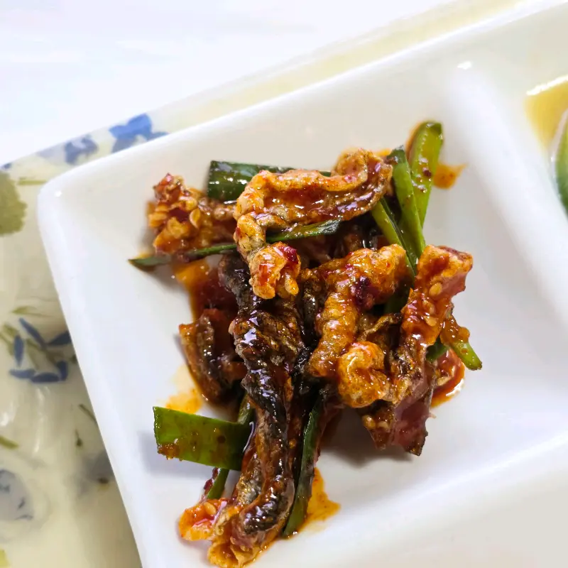 윤기가 흐르는 명태 껍데기 볶음