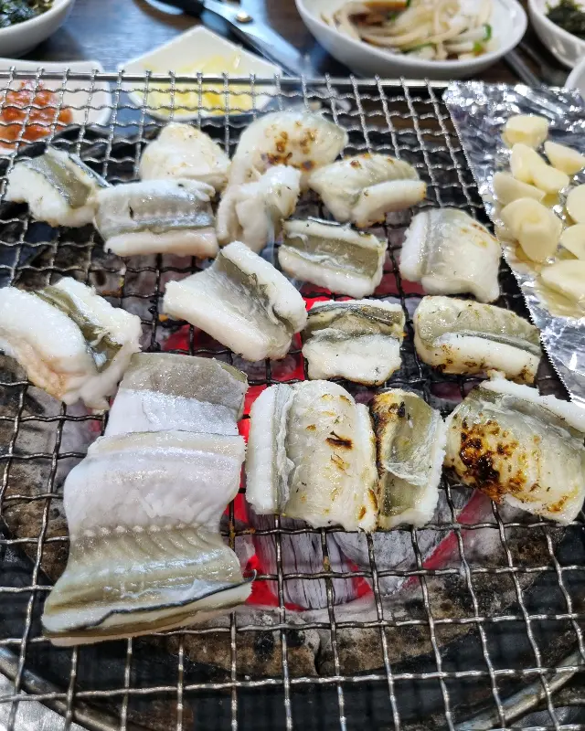 숯불 위에서 맛있게 익어가는 장어