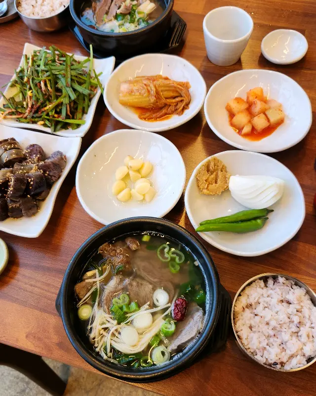 김이 모락모락 나는 국밥