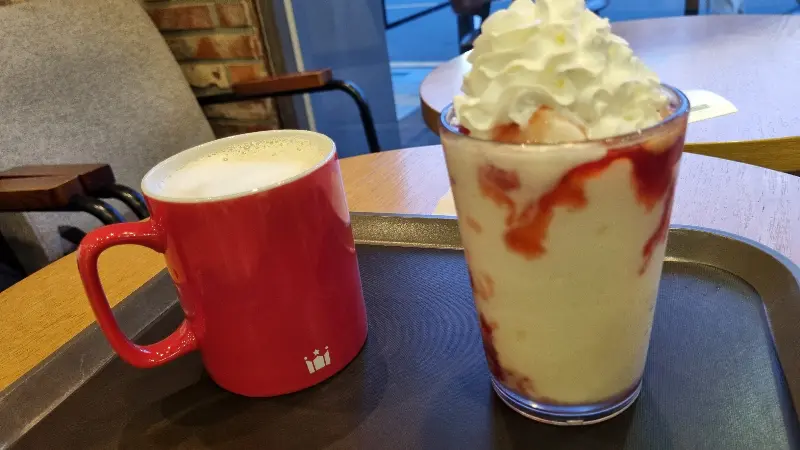 딸기 듬뿍 라떼와 라떼