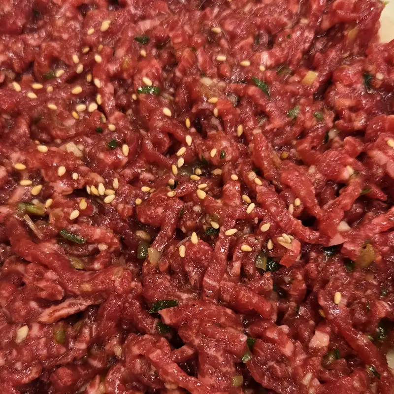 참깨가 솔솔 뿌려진 육회