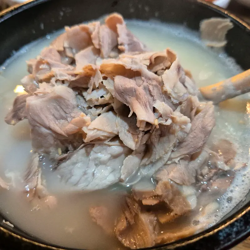 수육이 듬뿍 들어간 수육국밥