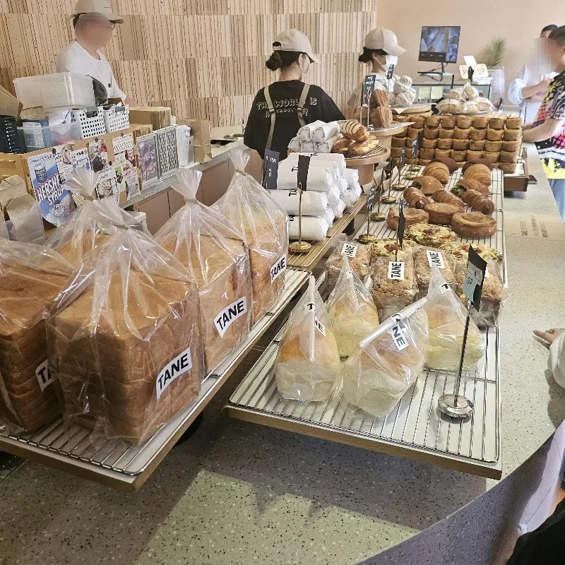 다양한 빵들이 진열되어 있는 타네베이커리 내부