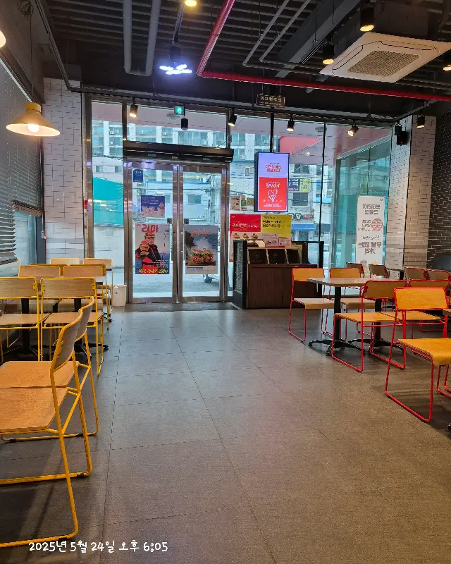 롯데리아 금왕점 내부 모습