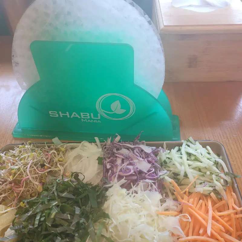 알록달록한 채소가 가득한 월남쌈