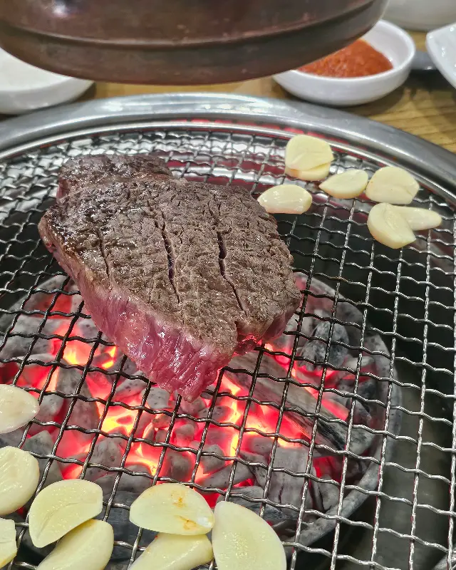 불판 위에 올려진 소고기