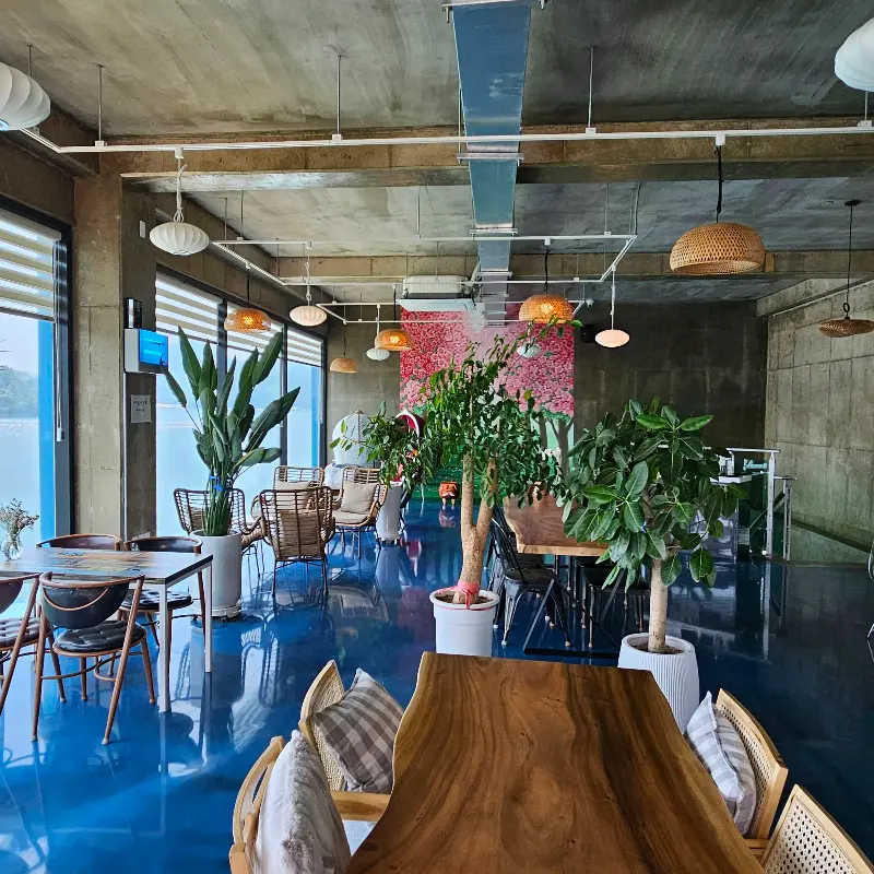 넓고 쾌적한 카페 내부