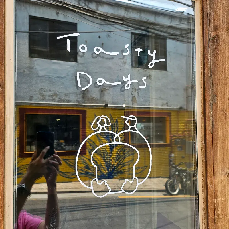 Toasty Days 간판이 쓰여진 유리창