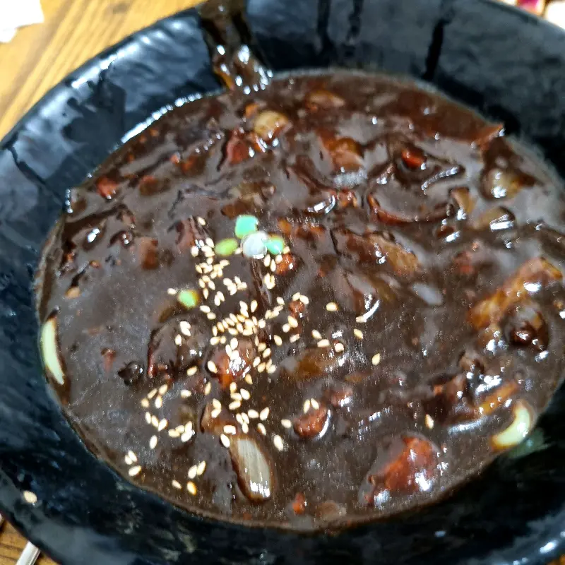 짜장 소스에 뿌려진 깨소금이 맛을 더합니다