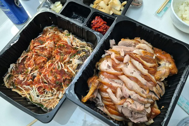 푸짐한 양을 자랑하는 막국수