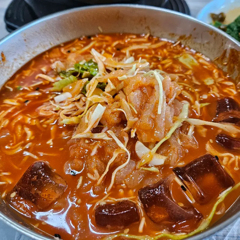 싱싱한 해산물이 가득한 잡어 물회