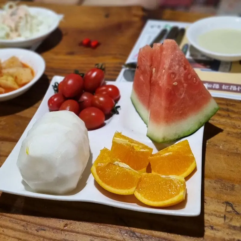 후식으로 제공되는 푸짐한 과일 한 접시