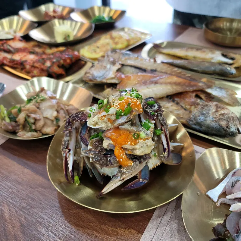 황금빛 놋그릇에 담겨 더욱 먹음직스러운 음식들