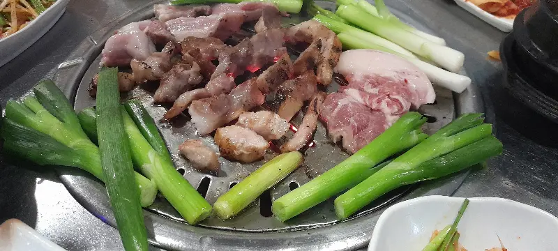 뒷고기와 함께 구워지는 채소