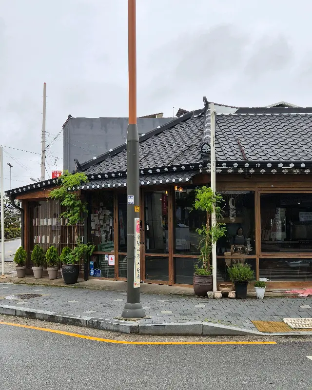 기와지붕이 인상적인 월향재 외관