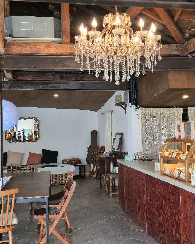 샹들리에가 빛나는 월향재 내부