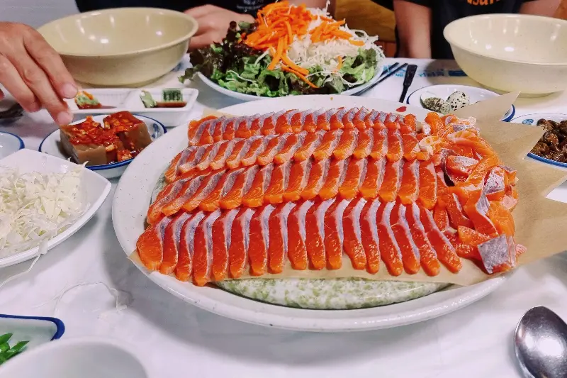 푸짐하게 차려진 송어회