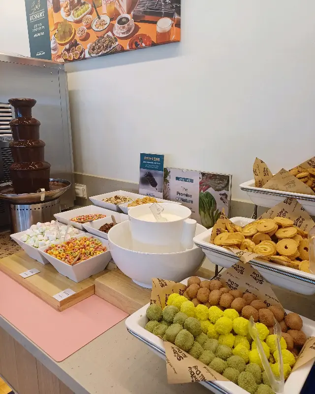 초코 분수와 다양한 디저트 코너