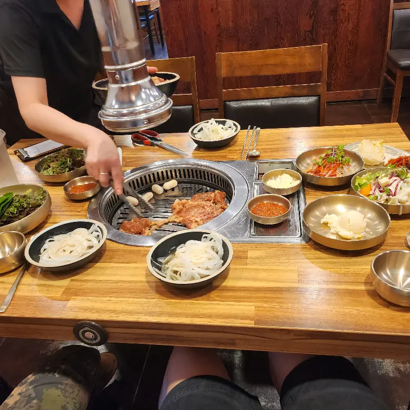 테이블 가득 차려진 밑반찬과 갈비