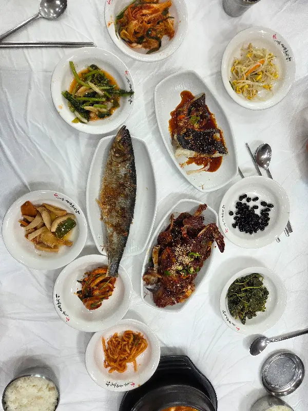 푸짐한 밑반찬과 게장