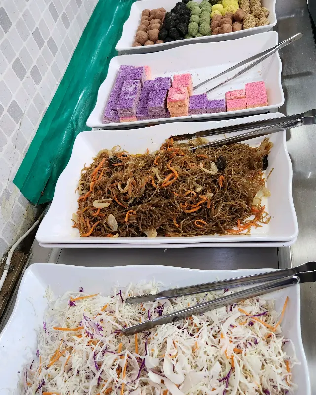 다양한 뷔페 메뉴