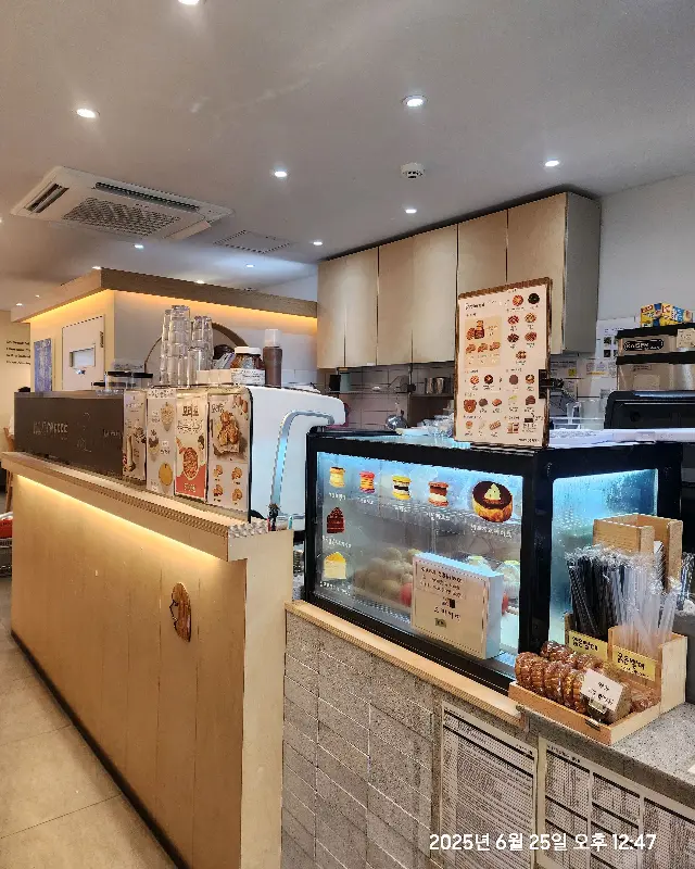 모리커피 내부 쇼케이스