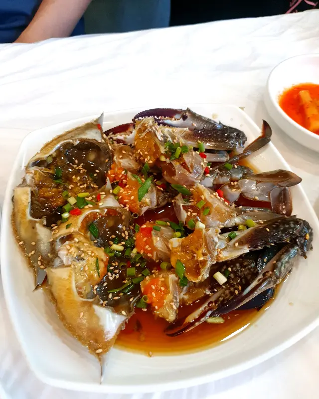 굴비 살을 발라 밥 위에 얹어 먹는 모습.