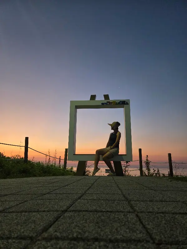 동해 바다의 아름다운 일몰 사진