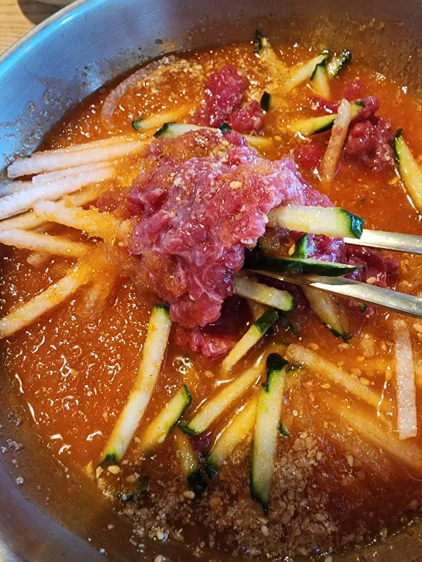 침샘 자극하는 육회물회 비주얼