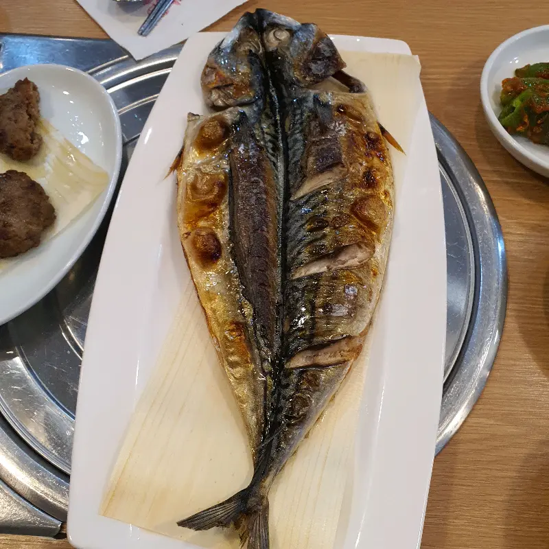 윤기가 흐르는 고등어구이 한상차림