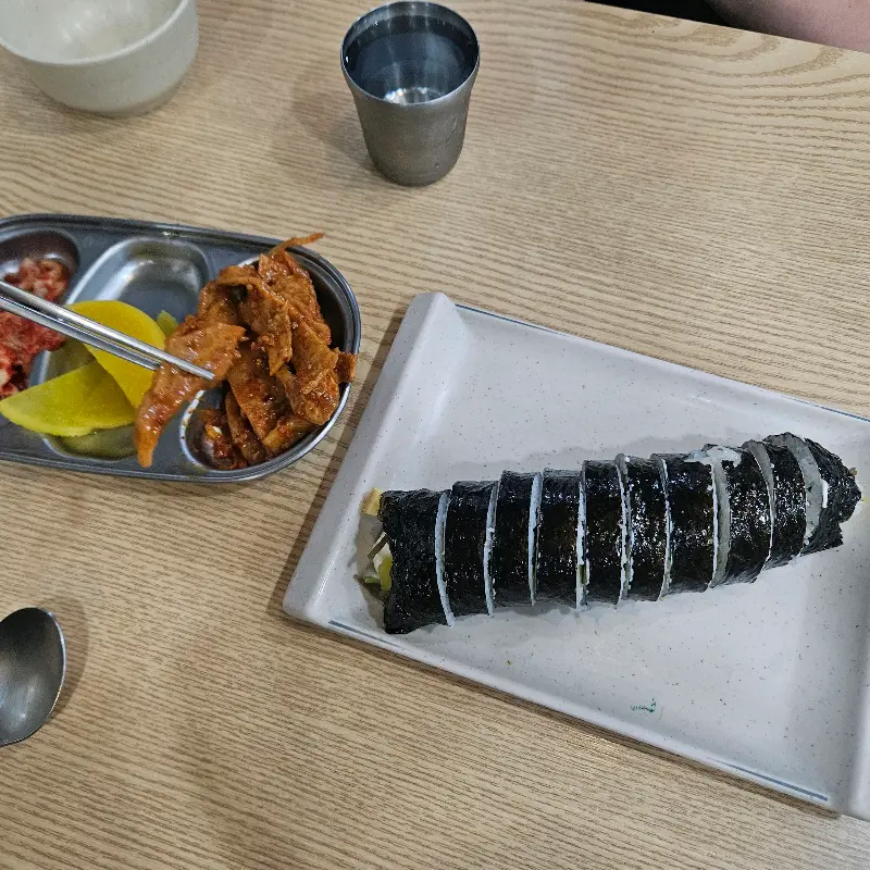 테이블 위에 놓인 김밥과 반찬