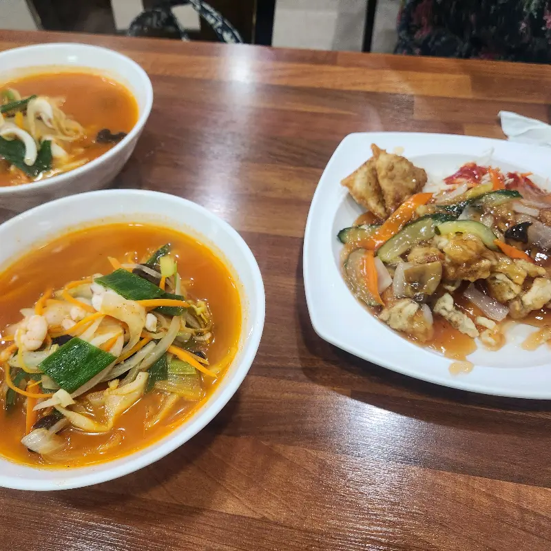 테이블 위에 놓인 짬뽕과 탕수육