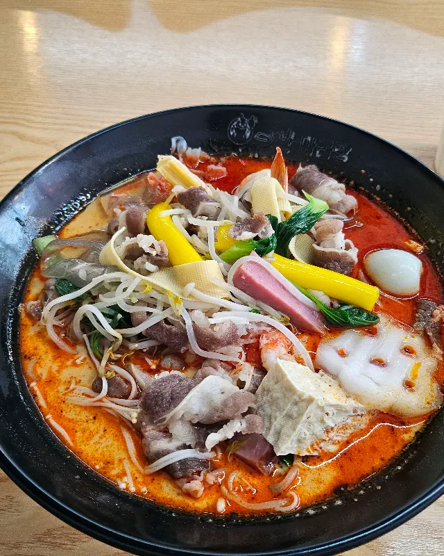 다양한 재료와 어우러진 마라탕의 모습