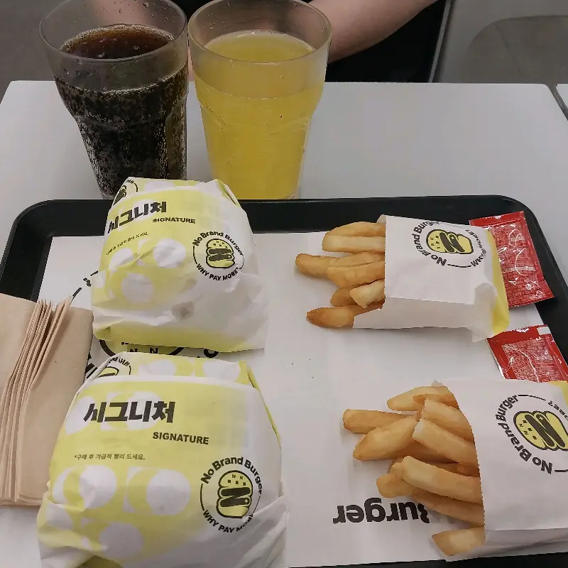 햄버거와 음료, 감자튀김 세트