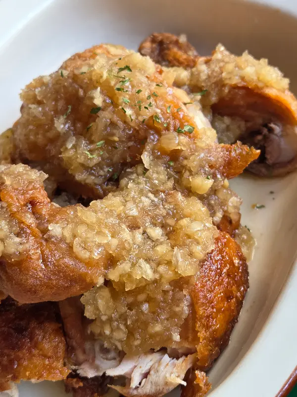 마늘이 듬뿍 올려진 마늘 통닭