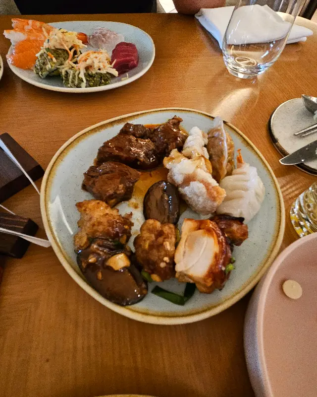 다양한 요리가 담긴 접시