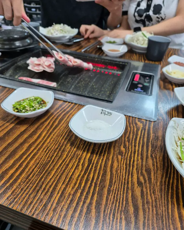 불판 위 삼겹살