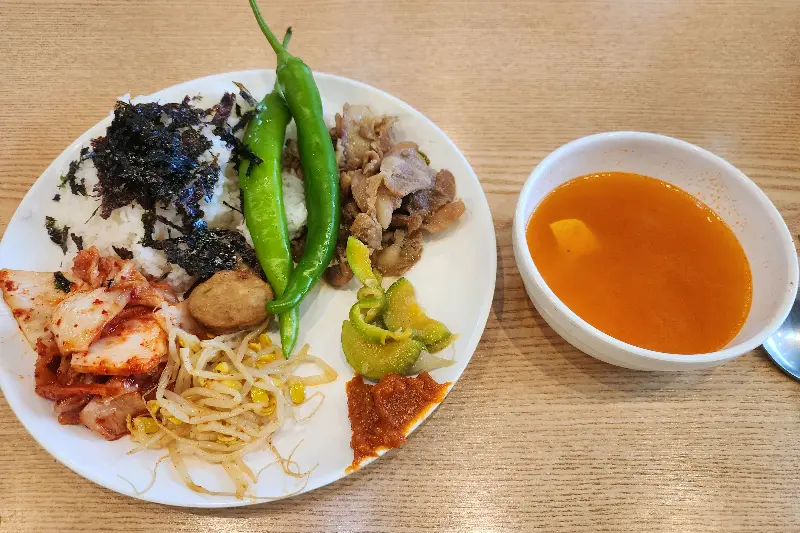 정갈한 한식 뷔페 음식