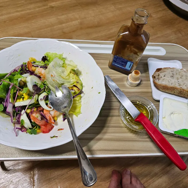 통밀빵과 샐러드의 완벽한 조화