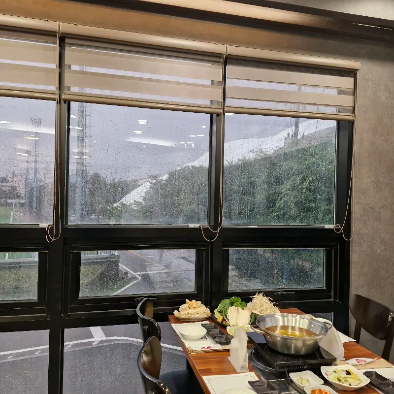비 내리는 창밖 풍경