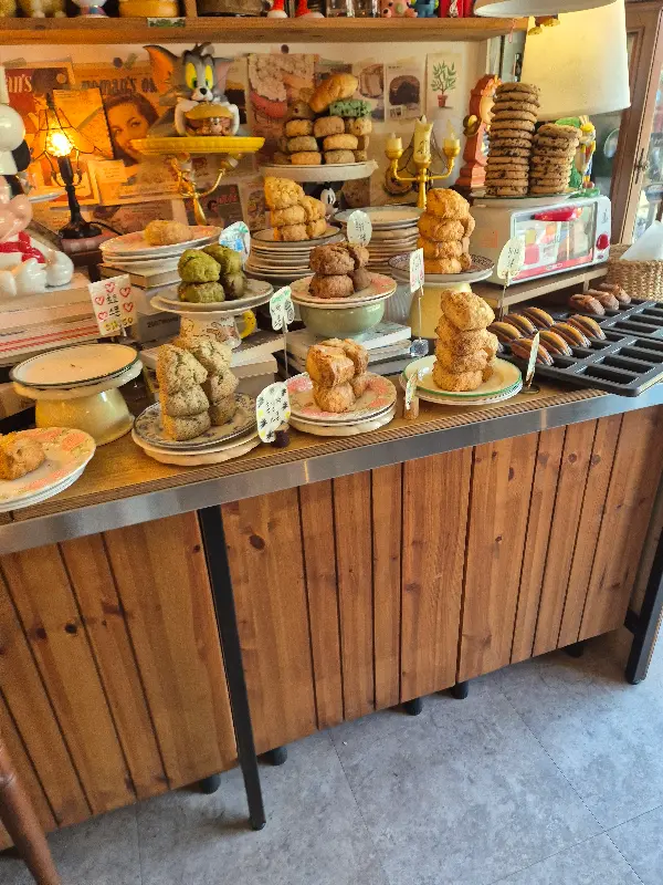 다양한 종류의 스콘들이 진열대에 놓여있는 모습. 보기만 해도 군침이 돈다.