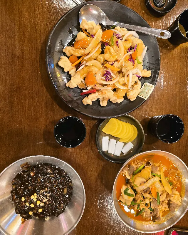 탕수육, 짜장면, 짬뽕이 놓인 테이블