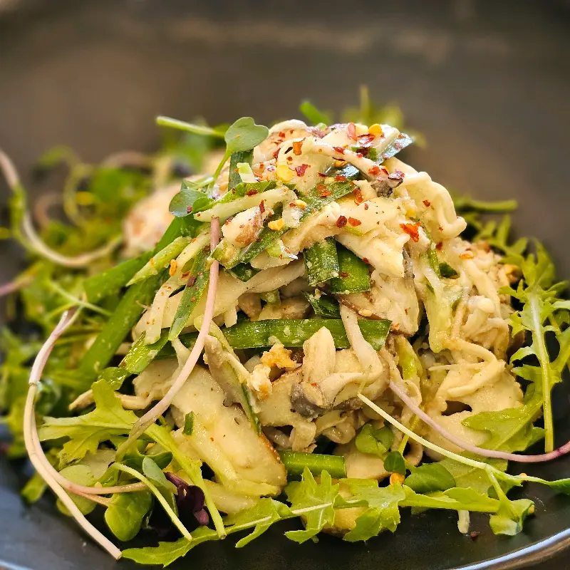 신선한 재료가 돋보이는 샐러드