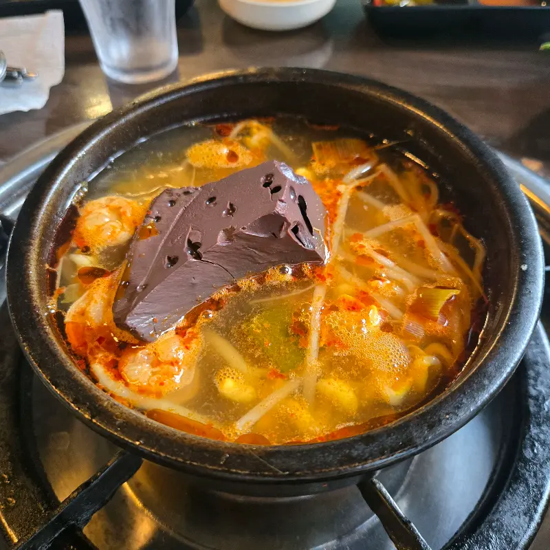 선지가 큼지막하게 들어간 선지해장국