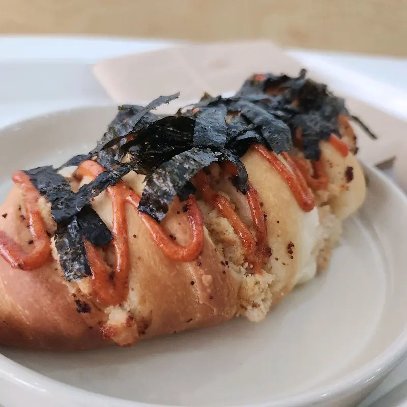 명란이 듬뿍 올라간 명란 소금빵