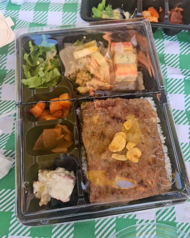 한솥 도시락의 다양한 반찬 구성